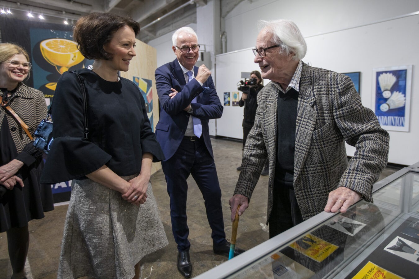 Rouva Jenni Haukio ja Erik Bruun tutustumassa näyttelyyn Kaapelitehtaalla.